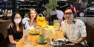 Masayu Anastasia mengaku masih merasakan trauma akibat kegagalan rumah tangganya dengan Lembu Wiworo Jati. Setelah cerai tahun 2016 silam, Masayu masih menjalin hubungan baik hingga sekarang. [Instagram/masayuanastasia]