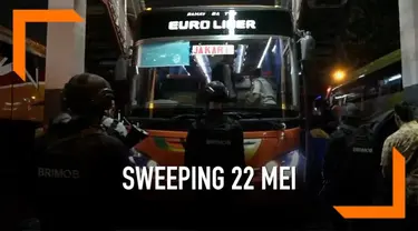 Puluhan personel gabungan menggelar sweeping di Terminal Purabaya. Mereka memburu penumpang bus yang akan berangkat ke Jakarta untuk menggelar aksi menolak hasil pemilu 22 Mei 2019.