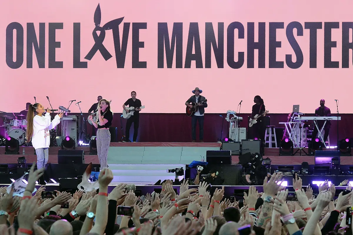 [Bintang] Duet dan Ungkapan Menyentuh Ariana Grande di One Love Manchester