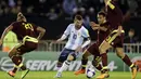 Kapten Argentina, Lionel Messi, berusaha melewati pemain Venezuela pada laga kualifikasi Piala Dunia 2018 di Stadion Monumental Antonio Vespucio Liberti, Rabu (6/9/2017). Argentina ditahan imbang 1-1 oleh Venezuela. (AP/Natacha Pisarenko)