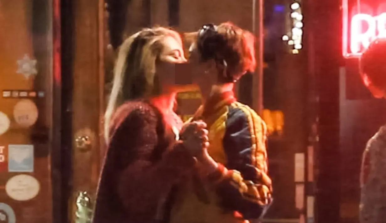 Keduanya terlihat berciuman tangan saat tengah berdansa. (Roger/BACKGRID/DailyMail)