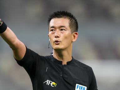 Wasit asal Korea Selatan, Ko Hyung-jin saat memimpin laga Grup A Liga Champions Asia antara Iran melawan Iraq yang berlangsung di Khalifa International Stadium, Doha, Qatar, 20 September 2020. Ko Hyung-jin ditunjuk oleh FIFA menjadi salah satu wasit dari AFC yang akan memimpin sejumlah laga di Piala Dunia U-17 2023 Indonesia. (AFP/Karim Jaafar)