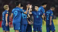 Para pemain Timnas Thailand merayakan hasil imbang 1-1 dengan Indonesia setelah berakhirnya laga matchday ketiga Grup A Piala AFF 2022 di Stadion Utama Gelora Bung Karno, Senayan, Jakarta, Kamis (29/12/2022) sore WIB. (Bola.com/Bagaskara Lazuardi)