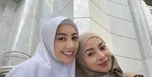 Winona tampil dengan kerudung putuh serasi dengan abayanya. Nikita mengenakan kerudung coklat yang senada dengan gamis berkancing depannya. [@nonawilly]
