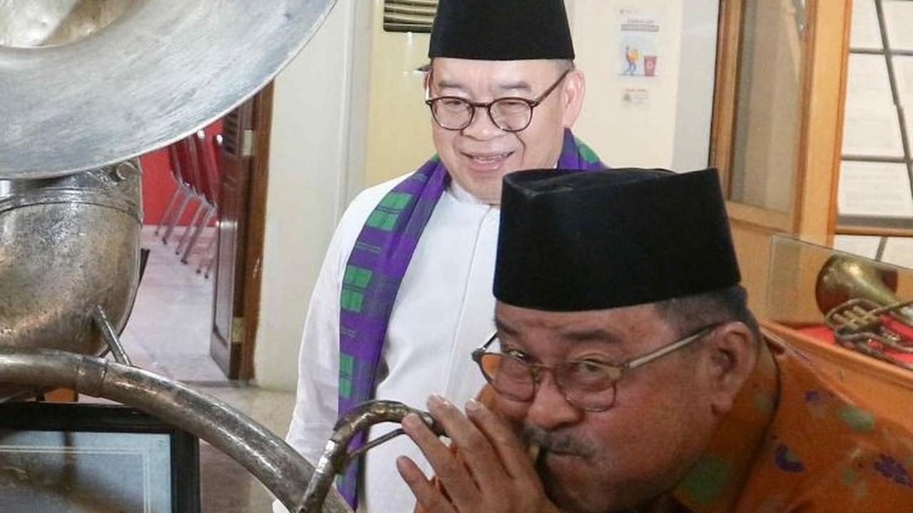 Momen menarik lainnya pun juga terjadi ketika Rano Karno berpose seolah sedang meniup tanjidor, sebuah alat musik tradisional Betawi yang juga dipajang di museum tersebut. Foto: Liputan6.com / Herman Zakharia