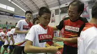 Anggota tim pemandu bakat, Eddy Prayitno, memberikan super tiket tambahan kepada seorang peserta Audisi Umum Beasiswa Bulutangkis PB Djarum di GOR Sritex, Solo, Senin (11/4/2016). (Bola.com/Arief Bagus)