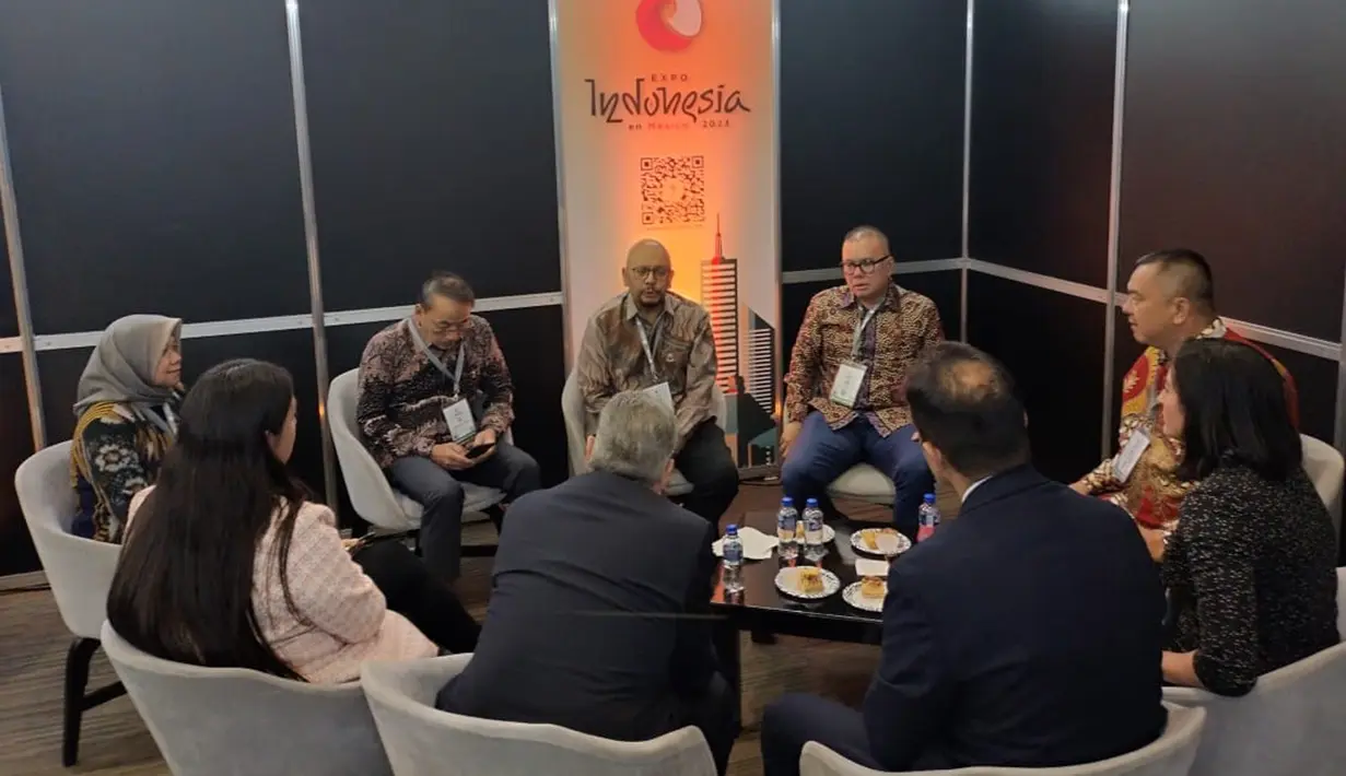Di sela kegiatan pameran, Dirjen Didi bersama Dubes Cheppy, Staf Khusus Mendag Bara Krishna Hasibuan, dan Direktur Pengembangan Ekspor Produk Primer Merry Maryati melakukan pertemuan bilateral dengan Sekretariat Hubungan Luar Negeri Pemerintah Meksiko dan COMCE. (Foto: Kementerian Perdagangan)
