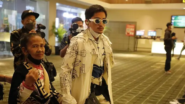 6 Potret Hangat Bio One dan Istri Mendiang Gepeng Srimulat, Bak Anak Kandung