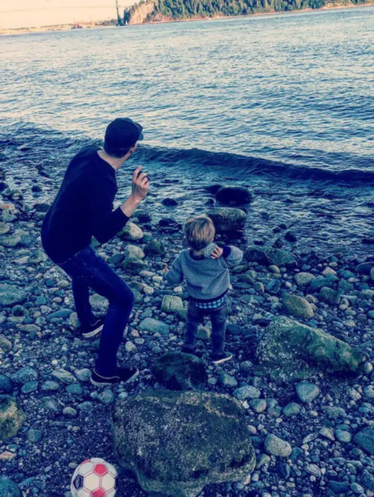 Operasi akan dilakukan pada bulan akhir bulan Desember ini. Namun sebelumnya dokter akan kembali melakukan biopsy, jika tumor tersebut masih berukuran besar dan belum bisa dioperasi, maka harus dilakukan kemoterapi kembali. (Instagram/michaelbuble)