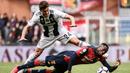 Foto file diambil pada 17 Maret 2019. Bek Juventus, Daniele Rugani, saat menghadapi Genoa pada laga Serie A di Genoa. Rugani dinyatakan positif terkena virus corona, yang diumumkan klub Juventus pada 11 Maret 2020. (AFP/Marco Bertorello)