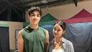 Dalam foto yang diunggah, Sydney Azkassyah dan Eddie Meijer terlihat berdiri berdampingan dengan senyum ramah. Eddie tampil kasual dengan kaos tanpa lengan hijau dan celana pendek putih, sementara Sydney memadukan tank top putih dengan kemeja motif garis serta celana jeans. Kedekatan artis muda ini semakin mencuri perhatian karena mereka tampak nyaman saat berpose bersama.  (Liputan6.com/IG/@cuttaryofficial)