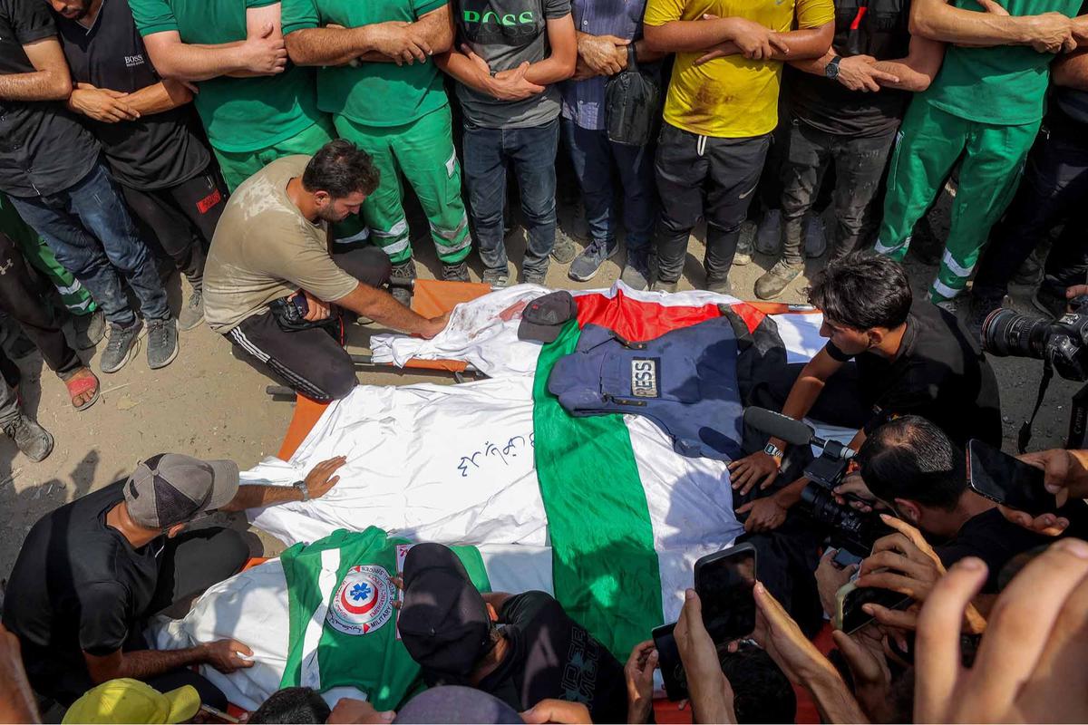 FOTO: Tangis Haru Iringi Pemakaman Lima Jurnalis Al Jazeera Korban Serangan Israel di Gaza