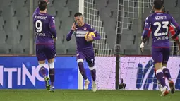 Penyerang Fiorentina, Jose Callejon (tengah) berselebrasi usai mencetak gol ke gawang Sampdoria pada pertandingan lanjutan Liga Serie A Italia di stadion Artemio Franchi di Firenze, Italia (30/11/2021). Fiorentina menang atas Sampdoria 3-1. (Massimo Paolone/LaPresse via AP)