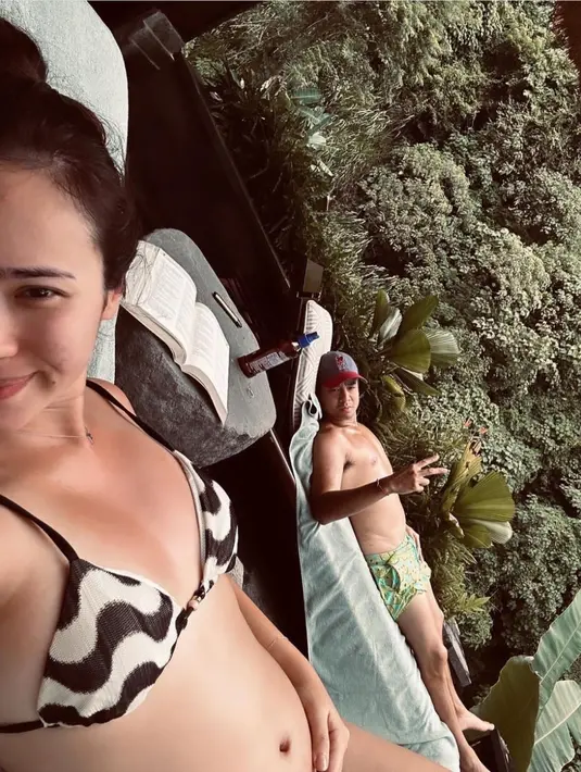 Didampingi sang suami, kini usia kehamilan pertama Pamela Bowie sudah memasuki kurang lebih satu bulan pertama. (Liputan6.com/IG/pammybowie)