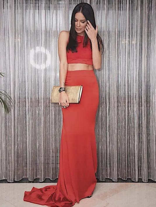 Seperti yang satu ini, ibu dari Eva Celia ini sangat memesona dengan dress berwarna merahnya. Di bagia perutnya yang terlihat menambah parasnya semakin seksi. Selain itu, Sophia Latjuba juga tampak simple dan elegan. (Instagram/sophia_latjuba88)