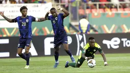 Bek Senegal, Bouna Sarr berebut bola dengan pemain Cape Verde, Ryan Mendes dan Dylan Tavares pada pertandingan 16 besar Piala Afrika 2021 di Kouekong Stadium, Selasa (25/1/2022). Senegal melaju ke perempatfinal setelah susah payah menang 2-0 atas 9 pemain Cape Verde. (AP Photo/Sunday Alamba)