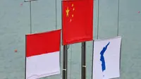Bendera Korea bersatu diarak ketika tim putri cabor kano nomor 200 meter TBR putri Asian Games 2018. (AFP/Adek Berry)