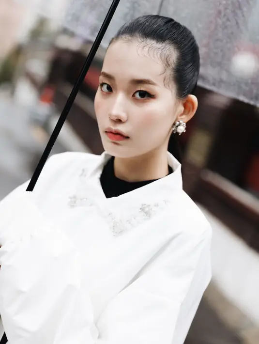 <p>Tak hanya material knit, jaket dengan material nylon secara mengejutkan muncul. Dalam sentuhan tangan Aidan and Ice, jaket ini menjadi terlihat lebih anggun dengan sentuhan embellishment di area kerah dan kancing. / Foto: dok Masari.</p>