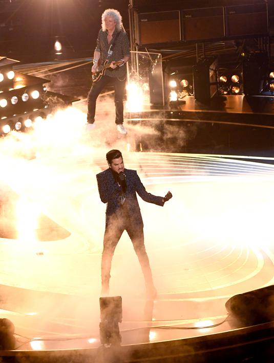 Adam Lambert dan Brian May dari band Queen tampil membuka perhelatan Oscar 2019 di Dolby Theatre, Los Angeles, Minggu (24/2). Adam Lambert yang mengisi posisi vokalis cukup berhasil membuat tamu Oscar 2019 berjingkrak. (Kevin Winter/Getty Images/AFP)
