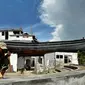 Pembangunan areal Monumen Kapal di atas rumah, di Lampulo, Banda Aceh, NAD. Pemda berupaya mengembangkan sisa bencana tsunami menjadi obyek wisata.(Antara)