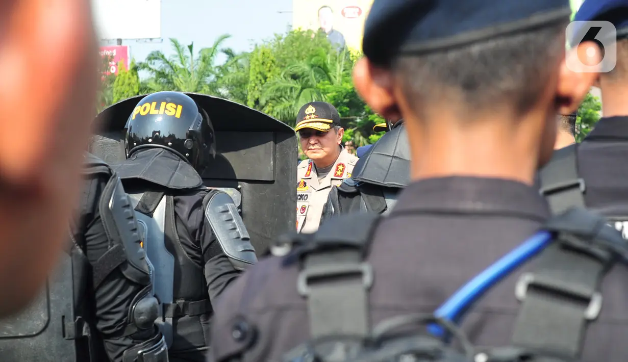 Kapolda Jateng Irjen Pol Rycko Amelza Dahniel mengecek kesiapan pasukan usai memimpin apel gelar pasukan 'Operasi Lilin 2019' di Lapangan Simpanglima, Semarang, Kamis (19/12/2019). Di Kota Semarang, jumlah pengamanan mencapai 1550 personel. (Liputan6.com/Gholib)