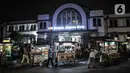 Pedagang berhamburan saat petugas Satpol PP melakukan penertiban di kawasan Kota Tua, Jakarta, Kamis (31/12/2020). Penertiban tersebut dilakukan guna mencegah kerumunan seiring larangan bagi warga merayakan malam Tahun Baru di Kota Tua di tengah pandemi COVID-19. (merdeka.com/Iqbal S. Nugroho)