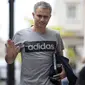 Kabar merapatnya Jose Mourinho makin tercium saat pelatih berkebangsaan Portugal itu berkemas untuk meninggalkan rumahnya di London. Ketika itu spekulasi terkait masa depannya menuju Setan Merah semakin jelas. (AFP/Justin Tallis)