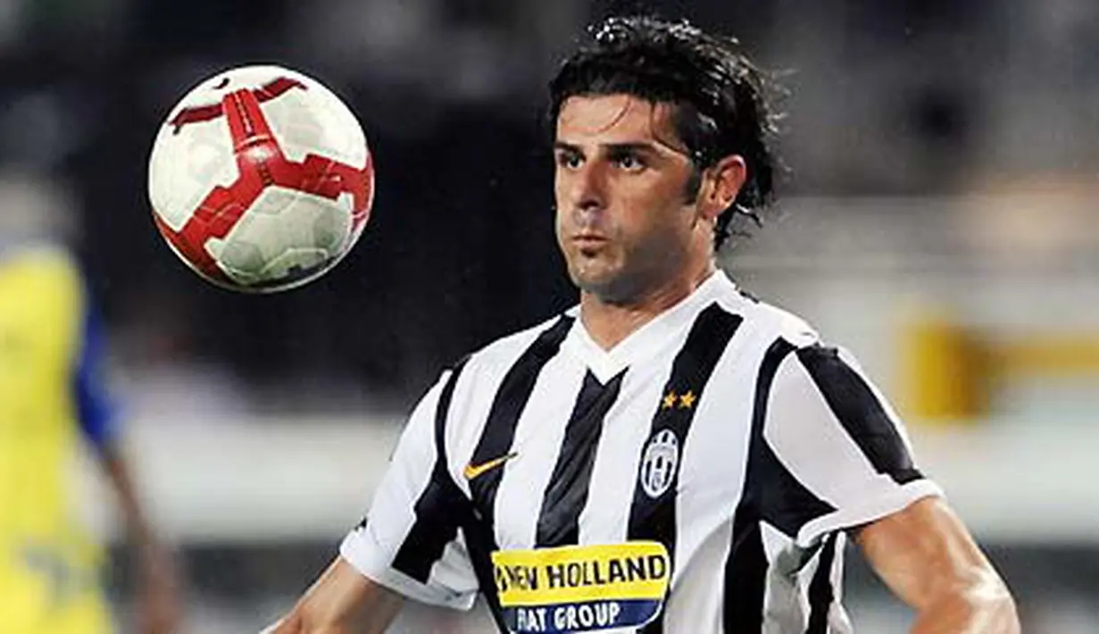 Aksi striker Juventus, Vincenzo Iaquinta dalam pertandingan Serie A menghadapi Chievo di Stadion Olimpico Grande, Turin, 23 Agustus 2009. AFP PHOTO/Vincenzo Pinto