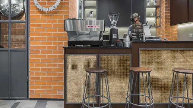 Toko Jam Berdesain Industrial, Serasa Berada di Lokasi Syuting Kingsman: The Secret Service
