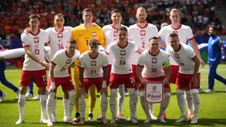 Para pemain starting XI Timnas Polandia berfoto bersama jelang dimulainya laga Grup D Euro 2024 menghadapi Timnas Belanda di Volksparkstadion, Hamburg, Jerman, Minggu (16/6/2024). (AP Photo/Ebrahim Noroozi)