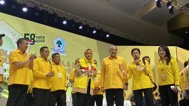 Wanda Hamidah bergabung dengan Partai Golkar.