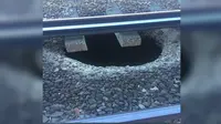 Sinkhole tersebut membuat dua jalur kereta menuju stasiun London Bridge ditutup, sementara beberapa lainnya dialihkan, terlambat, dan dibatalkan (@SouthernRailUK) 