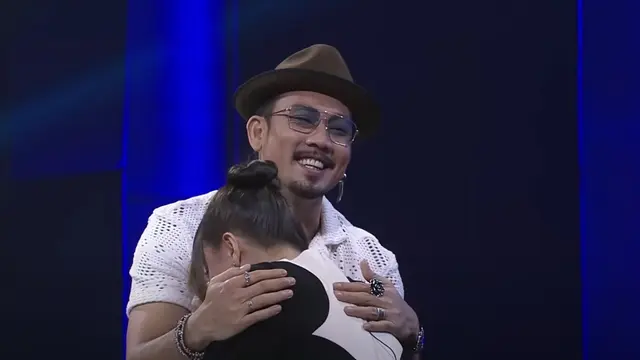 Denny Sumargo memeluk Rossa yang sedang menangis