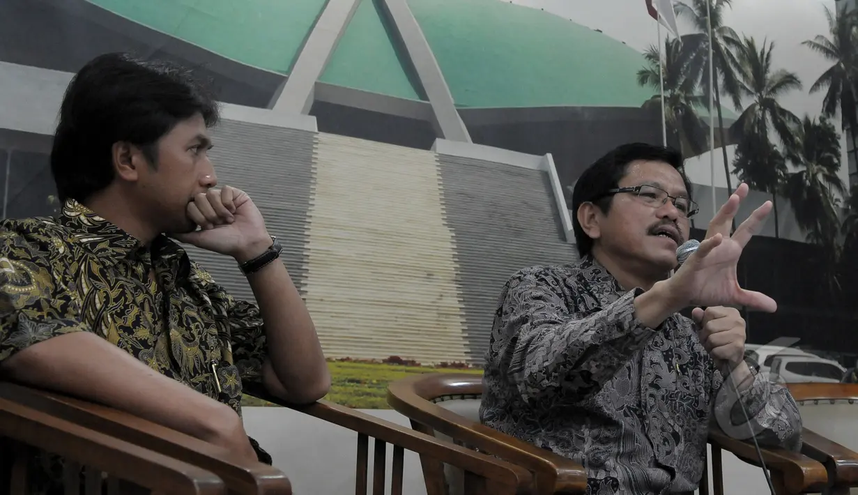 Ramson Siagian (kanan) Anggota Komisi VII DPR dari Fraksi Partai Gerindra menjadi narasumber pada Diskusi "Revisi UU Migas" di Press room DPR, Kompleks Parlemen Senayan, Jakarta, Selasa (17/3/2015).(Liputan6.com/Andrian M Tunay)