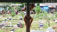 Seorang anak bermain di sekitar TPU Karet Bivak, Jakarta, Jumat (13/1). Semakin berkurangnya lahan hijau menyebabkan anak-anak di Ibukota terpaksa bermain di tempat yang tidak semestinya. (Liputan6.com/Immanuel Antonius)