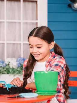 Lewat kindness jar, anak tidak hanya diajak berbuat baik, tetapi juga belajar menyadari bahwa setiap tindakan positif, sekecil apa pun, punya arti. (foto/dok: freepik)