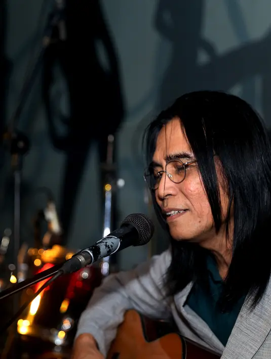 Oddie Agam dan James F. Sundah pun mengucap rasa syukur kepada Tuhan dan berterima kasih kepada seluruh musisi muda yang telribat dan mewujudkan ini semua. (Andy Masela/Bintang.com)