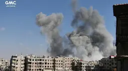 Asap membumbung tinggi setelah serangan udara pemerintah Suriah memborbardir Ghouta, pinggiran kota Damaskus, Suriah, Jumat (23/2). Pesawat tempur pemerintah Suriah yang didukung Rusia terus menjatuhkan bom tanpa henti. (Ghouta Media Center via AP)