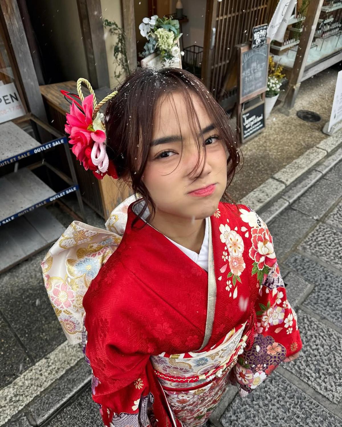 Potret Cantik Fuji Pakai Kimono Merah Saat Berlibur di Jepang, Tampil Menawan Bertabur Butiran Salju