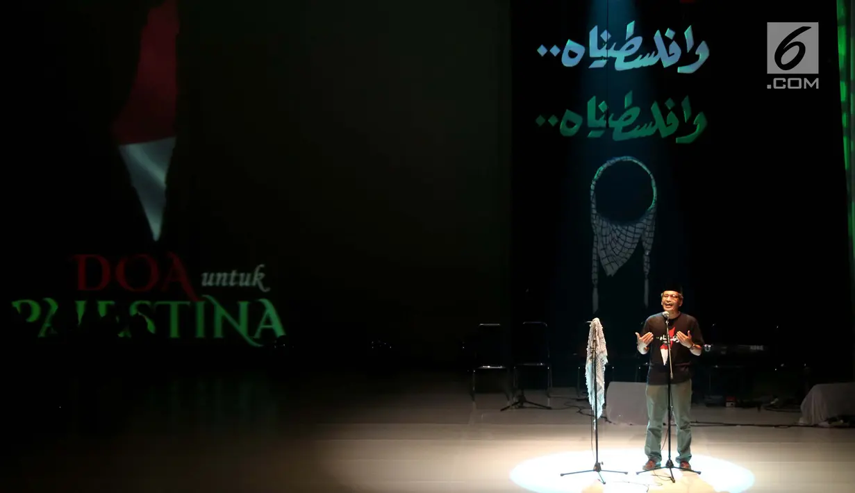 Cendekiawan muslim Ulil Abshar Abdalla membacakan puisi dalam acara doa bersama untuk Palestina di Taman Ismail Marzuki, Jakarta, Kamis (24/8). Acara ini merupakan bentuk kemanusiaan, solidaritas dan rasa empati untuk Palestina (Liputan6.com/Angga Yuniar)
