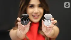 Model menunjukkan headphone LG TONE  Free di Jakarta, (23/03/2022). PT LG Electronics Indonesia (LG) memperkenalkan varian baru LG TONE  Free sebagai seri True Wireless Speaker (TWS) yaitu LG TONE Free FP8 dan FP5 yang didukung tata suara Meridian. (Liputan6.com/Fery Pradolo)
