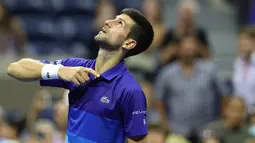 Petenis Serbia, Novak Djokovic merayakan kemenangan atas Matteo Berrettini dari Italia pada perempat final AS Terbuka 2021 di Arthur Ashes Stadium, New York, Kamis (9/9/2021). Petenis nomor satu dunia itu melaju ke semifinal AS Terbuka usai menang 5-7, 6-2, 6-2, 6-3. (Elsa/Getty Images/AFP)