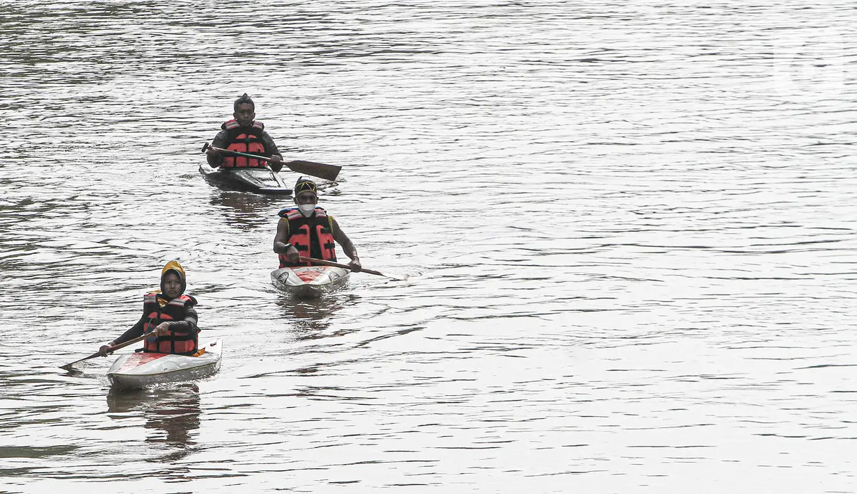 Peserta menyusuri Sungai Ciliwung saat mengikuti Festival Dayung Ciliwung, Jakarta, Minggu (4/12/2022). Festival Dayung Ciliwung digelar untuk pemanasan pra-Kejurnas Dayung 2022 sekaligus percontohan pengelolaan sungai di Indonesia. (Liputan6.com/Faizal Fanani)