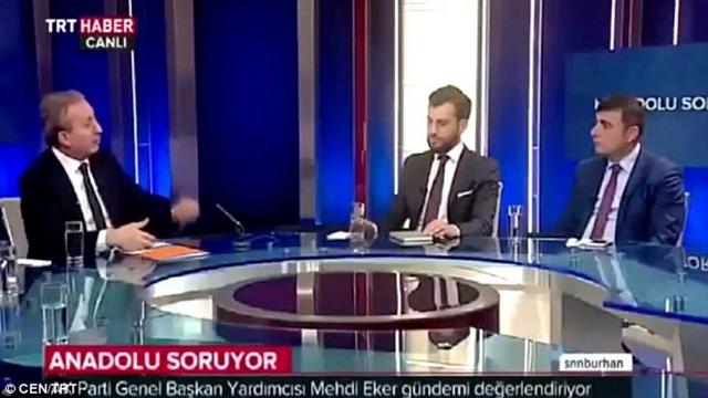 Wartawan pingsan saat wawancara politisi dalam acara yang disiarkan langsung. (CEN/TRT News Channel)