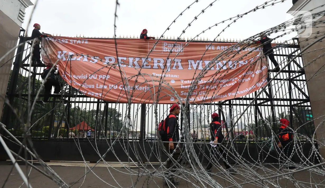 Massa dari elemen Partai Buruh dan KSPI saat menggelar aksi di depan Gedung DPR, Rabu, (15/6/2022). Dalam aksi tersebut mereka menolak revisi UU PPP, menolak Omnibus LawUU Cipta Kerja, menolak masa kampanye 75 hari tetapi harus 9 bulan sesuatu Undang-Undang, sahkan RUU PPRT dan tolak liberalisasi pertanian melalui WTO. (Liputan6.com/Angga Yuniar)