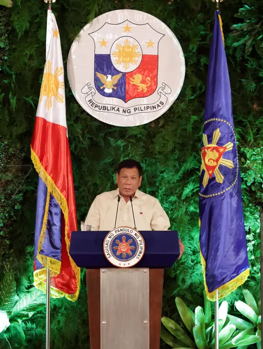 Presiden terpilih Filipina Rodrigo Duterte memberikan pidato usai dilantik di Istana Malacanang di Manila, Filipina, Kamis (30/6). Rodrigo mengatakan akan menerima mandat rakyat itu dengan kerendahan hati. (REUTERS/Erik De Castro)