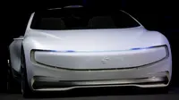 Mobil listrik tanpa awak LeSEE buatan LeEco diperkenalkan di Beijing, China (20/4). Mobil listrik pertama buatan LeEco ini dapat melaju self-driving atau tanpa awak yang dikendalikan melalui perintah suara dari smartphone. (REUTERS/Damir Sagolj)