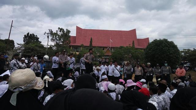 Tunjangan Profesi Nunggak 4 Bulan, Ribuan Guru Turun ke Jalan