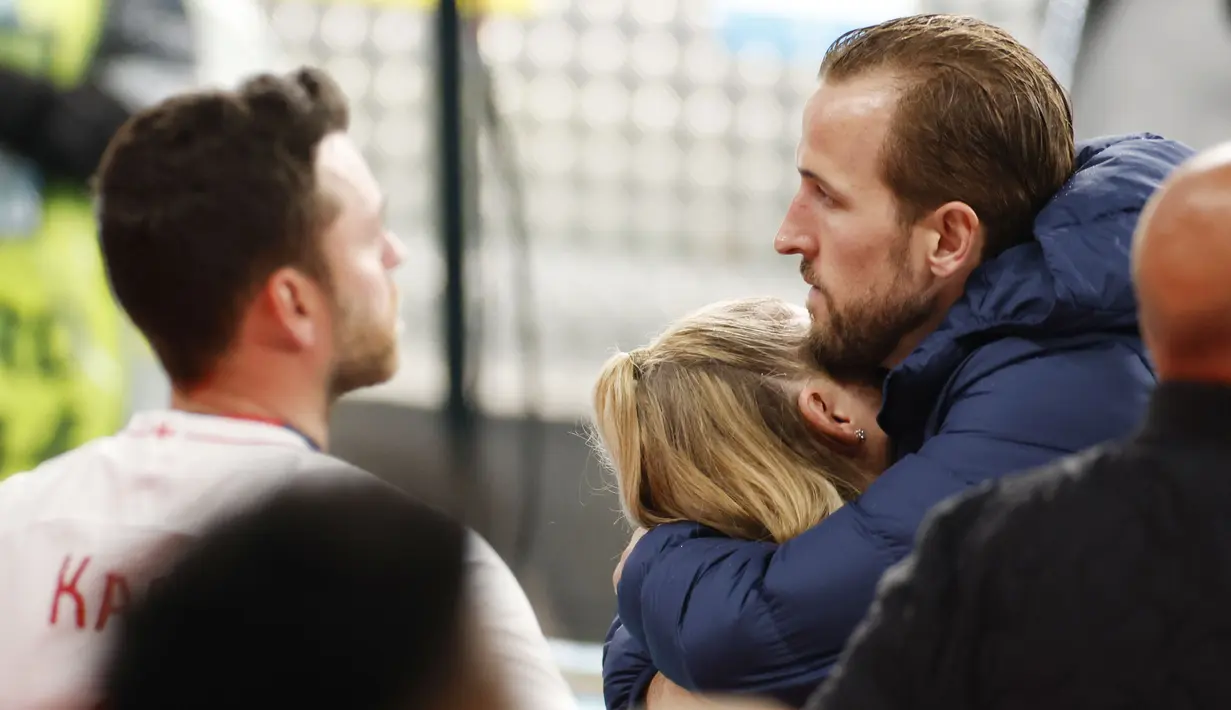 Dengan jiwa kesatrianya, Kane yang berada di samping sang istri mencoba menghiburnya. Penyerang berusia 27 tahun ini terlihat memeluk sang istri yang begitu terpukul melihat kekalahan Timnas Inggris. (Foto:AP/John Sibley, Pool)