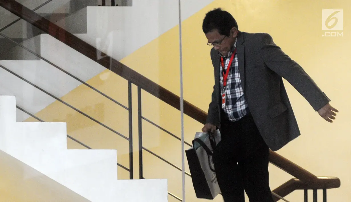 Sekjen DPR Indra Iskandar menaiki tangga saat akan menjalani pemeriksaan di Gedung KPK, Jakarta, Kamis (21/3). Indra Iskandar diperiksa terkait dugaan suap DAK Kabupaten Kebumen Tahun Anggaran 2016. (merdeka.com/Dwi Narwoko)